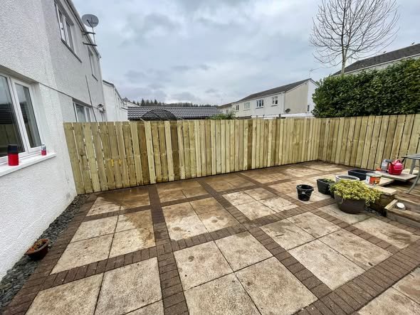 New timber fencing alongside a block paved patio area in Glasgow